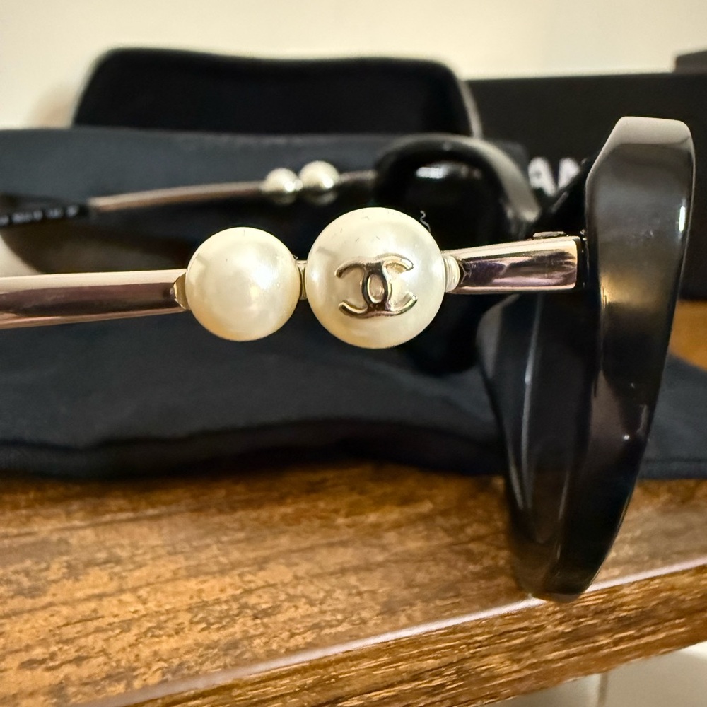 CHANEL Black Pearl Polarized Sunglasses - Picture 5 of 12